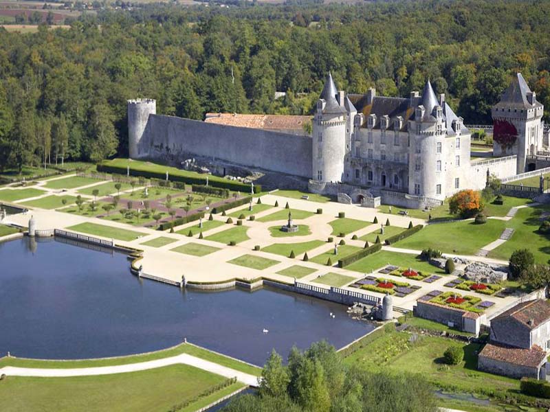 Château de la Roche Courbon_17250 SAINT PORCHAIRE Château de la Roche Courbon_17250 SAINT PORCHAIRE